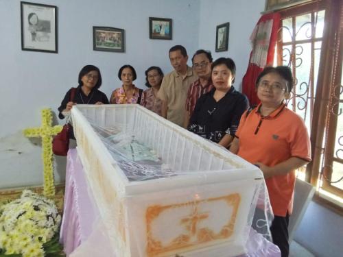 AKSI SOSIAL. Kegiatan melayat dan berdoa untuk keluarga duka. 