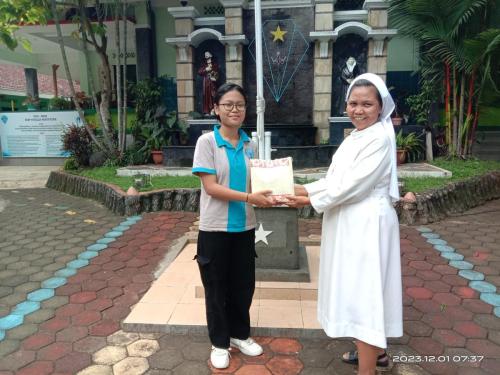 Siswa-siswi yang berprestasi, diberi reward oleh Sr. Kepala Sekolah.