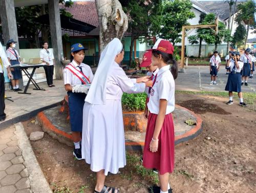 penyematan tanda peserta MPLS putra dan putri th. ajaran 2024-2025 oleh Sr. Kepala Sekolah.