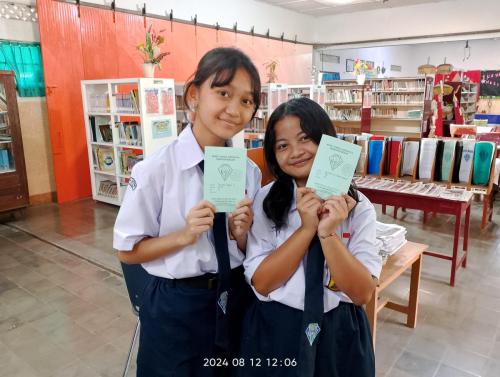 Salah satu syarat meminjam buku perpustakaan adalah mempunyai buku pinjam buku.