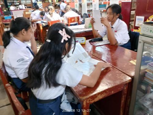 perpustakaan adalah sarana belajar yang efektif selain di dalam kelas karena terpantau, terorganisir, dan mempunyai prosedur yang jelas dalam bersikap di perpustakaan.