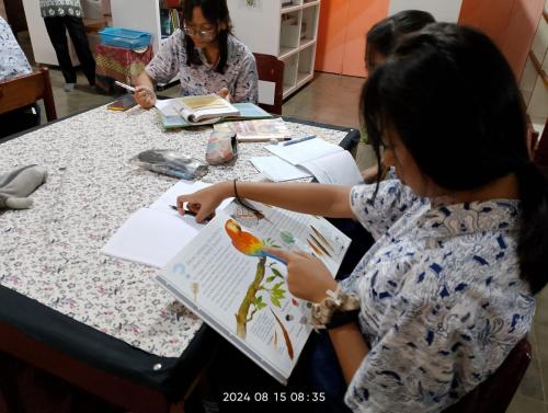 Belajar di perpustakaan sekolah bekerja sama dengan guru mapel, salah satu upaya meningkatkan kemapuan literasi.