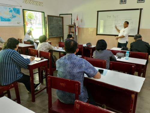 KOMUNITAS BELAJAR,bersama pak wawan dosen UKSW belajar tentang disiplin positif. 