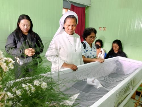 AKSI SOSIAL. Kegiatan melayat dan berdoa untuk keluarga duka. 
