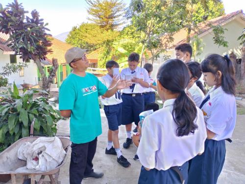 Kegiatan P5 kelas 7, pengolahan sampah. Siswa sedang mencari informasi dan menimba ilmu dari smber lain, yaitu pembantu pelaksana yang sangat paham tentang pengolahan sampah. Rabu 18 September 2024.