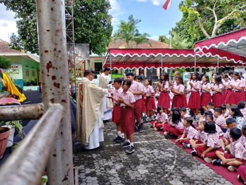 Gebyar Marsudirini-Misa bersama Romo Krisna, di halaman SMP Stella Matutina Salatiga pada hari senin, 9 Desember 2024. Hadir pula gukar masing2 sekolah: TK, SD, dan SMP.