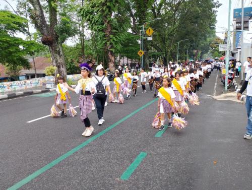 Gebyar Marsudirini-Regu nari mengawal jalan sehat yang diikuti oleh seluruh siswa SD, SMP sekolah katolik yayasan marsudirini perwakilan kota Salatiga, gukar, dan masyarakat umum.