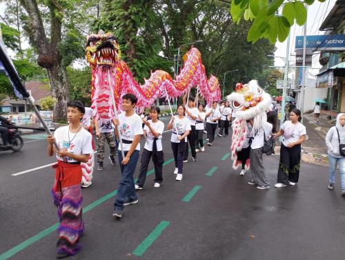 Gebyar Marsudirini-Jalan sehat dikawal oleh regu barong sai.
