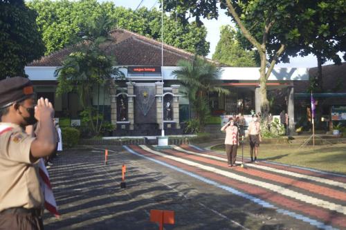 Hormat pembina Upacara