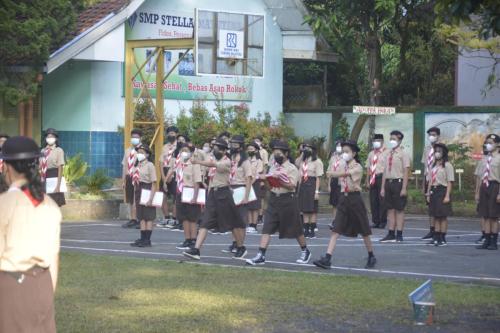 Petugas pengibar bendera merah putih