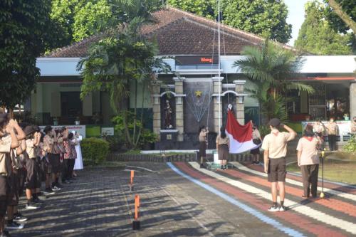 Hormat bendera merah putih