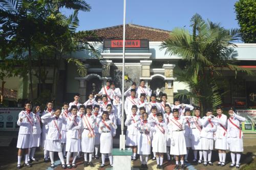 Petugas Upacara gabungan SD dan SMP 