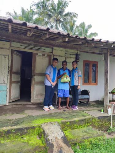 HPS-SMP-Stella-untuk-warga-yang-membutuhkan-daerah-Kayuwangi