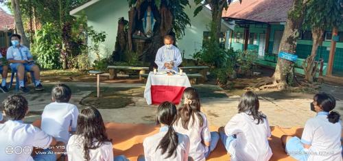 Pemimpin-doa-prodiakon-Thomas-Tri-Maryata