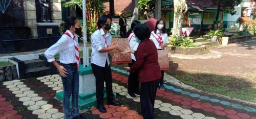 Penyerahan-hadiah-kpd-juara-lomba-lagu-daerah-dan-perjuangan.-Diserahkan-oleh-Juri-Ibu-Mardiyanti-juara-1-kls-9b-juara-2-kls-9C-dan-juara-3-kls-8A