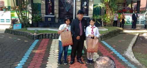 Reward-juara-lomba-pakaian-adat-kls-7A-juara-2-kls-7B-juara-1-diserahkan-hadiahnya-oleh-pakar-pakaian-adat-Bpk-Warpan-Wibowo