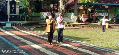 Semangat-dlm-menyanyikan-mars-smp-stella